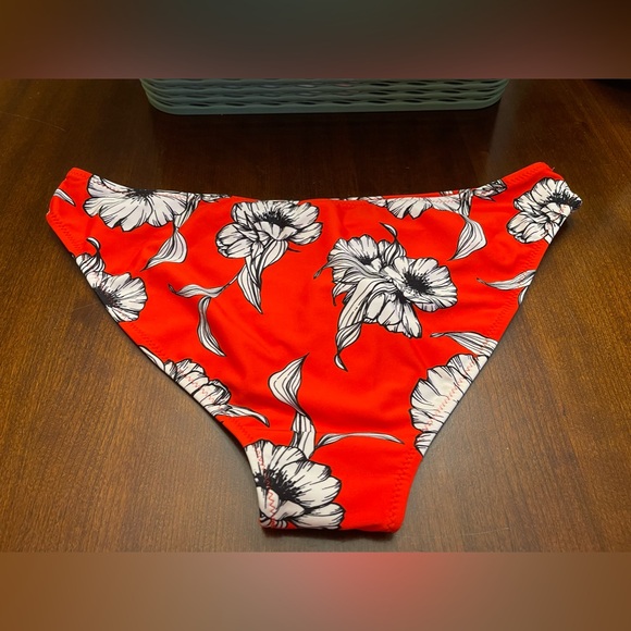 NWT Cupshe Red Floral Knotted Ruffled Bikini - Picture 8 of 10